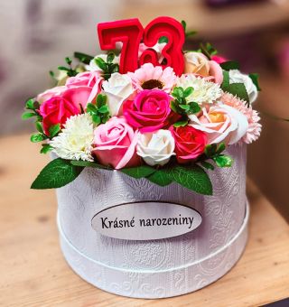 🌸✨ Krásná a voňavá oslava 73. narozenin! 🎂🎉 Tyto nádherné mýdlové květiny nejen potěší oči, ale i provoní celý domov 💐💖...