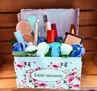 💐✨ Kosmetický balíček k narozeninám plný krásy a vůně! 🎁 Spojení voňavých mýdlových květin 🌹 a oblíbené kosmetiky 💄 —...