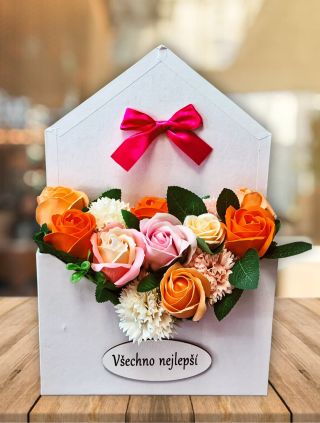 Mýdlové květiny v originálním balení ve tvaru dopisu — nádherný a voňavý dárek k narozeninám. 💐✨ Spojení jemných odstínů...